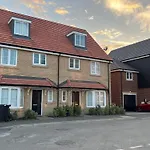 Cozy Retreat In Posh Hampton - Free Wi-Fi, Parking