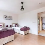 Central Location - Free Parking - Hawksbill Way