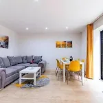 Central Location - Free Parking - Hawksbill Way