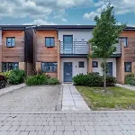 Central Location - Free Parking - Hawksbill Way