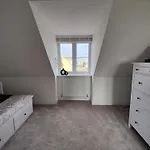 Cozy Retreat In Posh Hampton - Free Wi-Fi, Parking