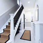 Charming Home, Short Walk To Shops & Station In Peterborough