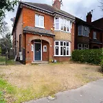 Charming Home, Short Walk To Shops & Station In Peterborough