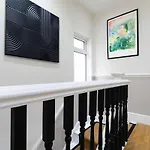 Charming Home, Short Walk To Shops & Station In Peterborough