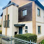 Spacious & Modern 3 Bed House