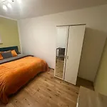 Spacious En-Suite Room Near Hospital And Shops
