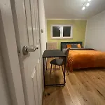 Spacious En-Suite Room Near Hospital And Shops