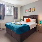 5-Bedroom Contractor House With 10 Beds Free Parking And Free Wifi - Outfield Homes By Your Lettings Short Lets & Serviced Accommodation Peterborough