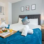 5-Bedroom Contractor House With 10 Beds Free Parking And Free Wifi - Outfield Homes By Your Lettings Short Lets & Serviced Accommodation Peterborough