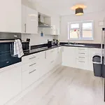 5-Bedroom Contractor House With 10 Beds Free Parking And Free Wifi - Outfield Homes By Your Lettings Short Lets & Serviced Accommodation Peterborough