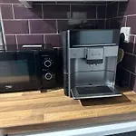 Cozy Four-Bedroom Home With Hot Tub, Garden - Close To Shops, Restaurants, Hospital And Park