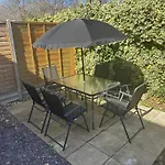 Cozy Four-Bedroom Home With Hot Tub, Garden - Close To Shops, Restaurants, Hospital And Park