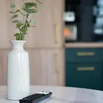 Vincimus Stays Peterborough - Contractor Only Stays - Studio & 1 Bed Apartments With Sofa Beds - Full Kitchens - Free Parking - Wifi - Sky Tv!