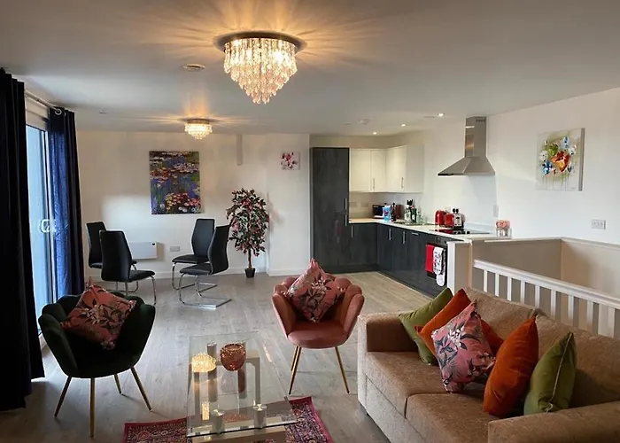 Central 2 Bed Newly Built Duplex Penthouse With Free Gated, On-Site Parking, Lift Access, Self Check-In, Super Fast Wifi, Two Cathedral View Terraces & Sleeps 6