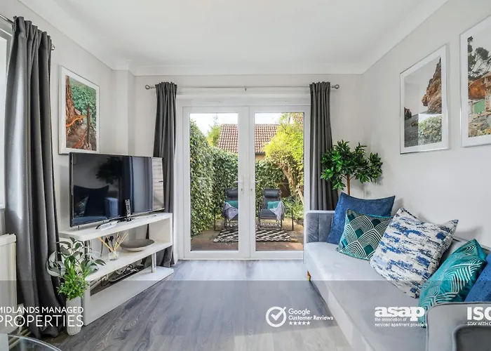 Modern City Centre Apartment. Private Entrance, Garden, Parking, Garage, Quiet Neighbourhood