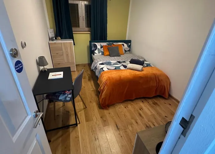 Spacious En-Suite Room Near Hospital And Shops