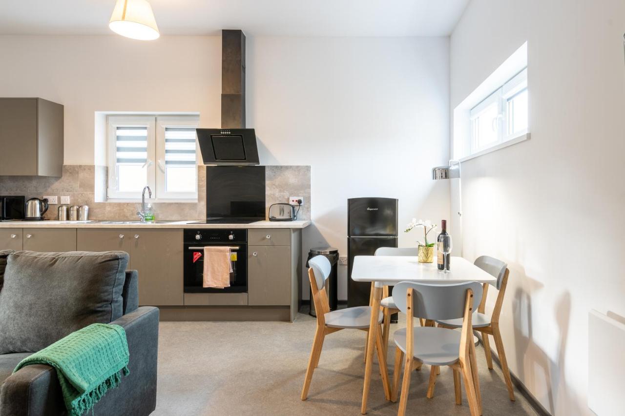 Apartment The Eldern - Spacious, Netflix, Free Parking, Close To A1 *