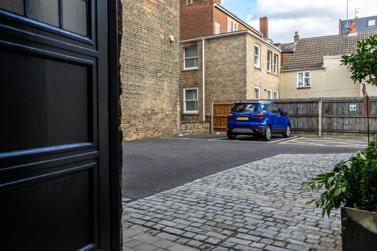 Apartment Centre Haven: Stylish 2-bed With Secure Parking & Garden Peterborough