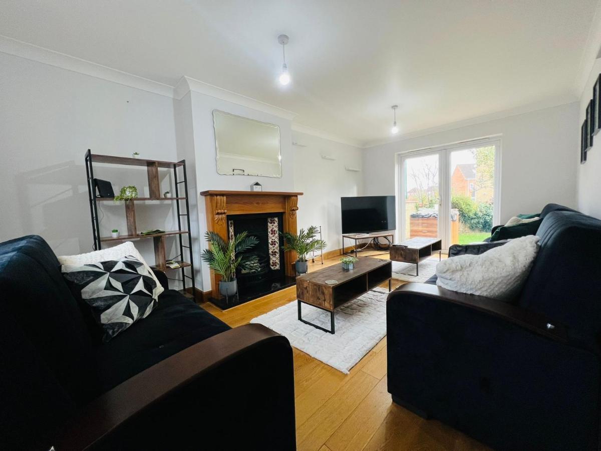 Holiday home Boleyn Avenue By Incredible Peterborough