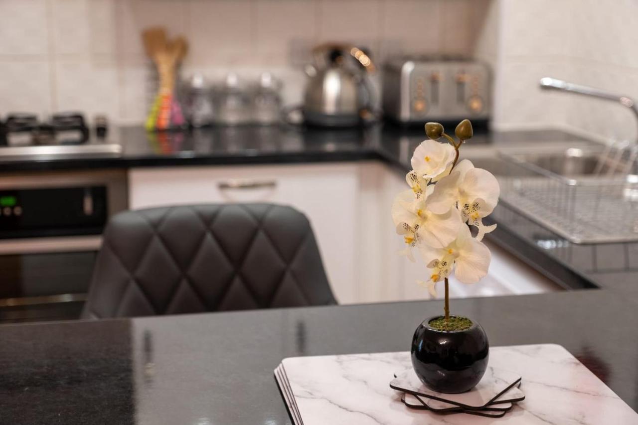 80 Clayburn By Incredible Apartment Peterborough