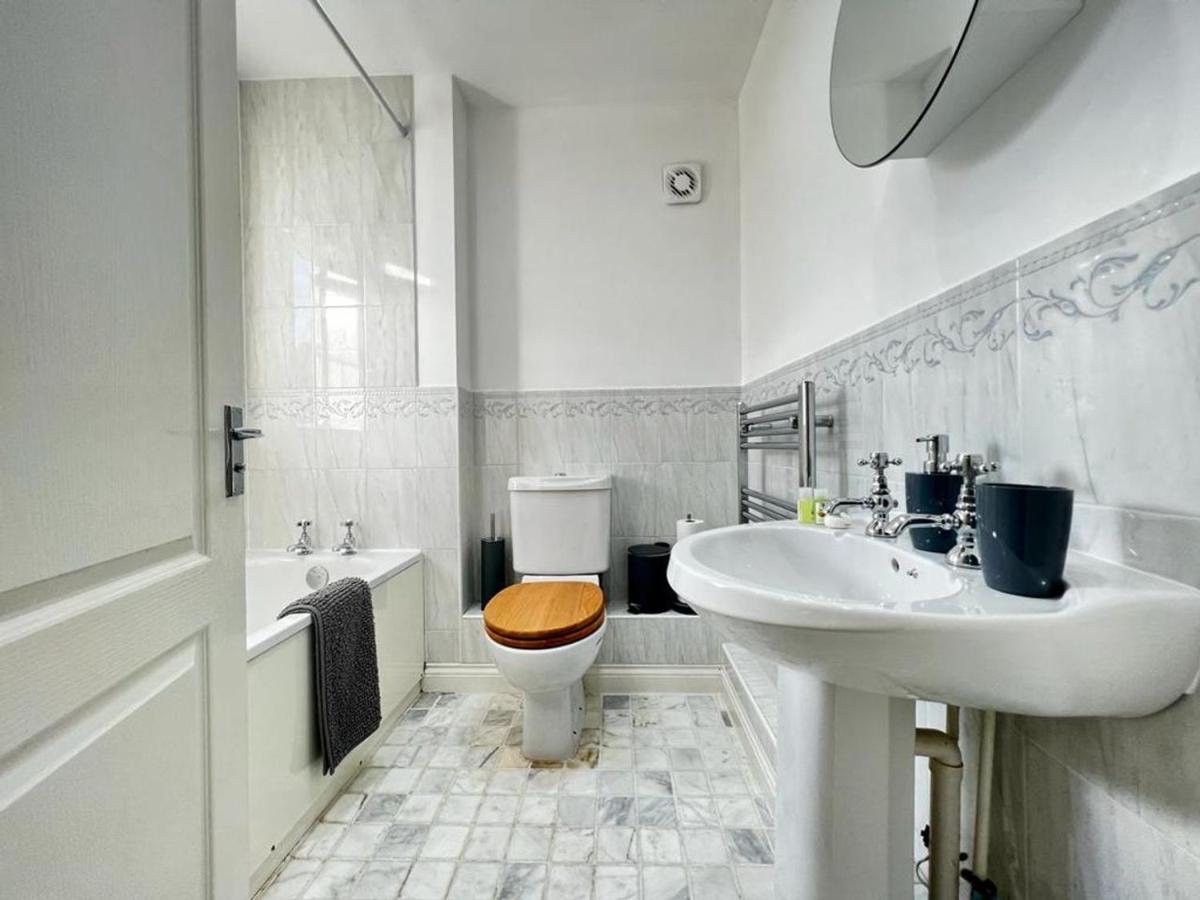 Holiday home Boleyn Avenue By Incredible Peterborough