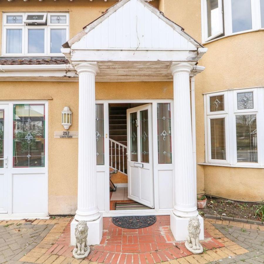 Lion's Gate By Incredible Ltd Holiday home *
