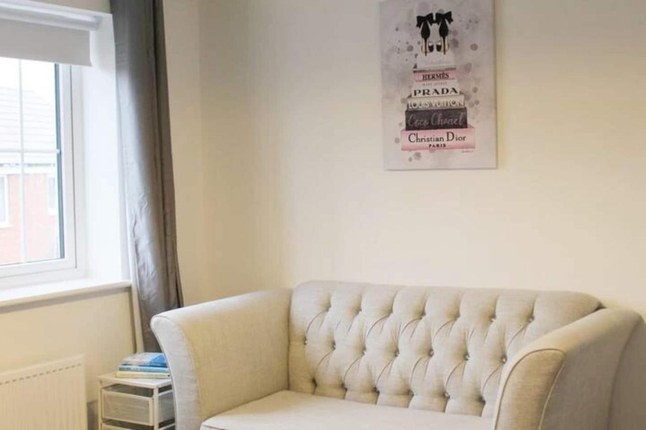 Penelope Maison - London In 50 Mins, Free Parking, 1 Bdrm Holiday home *