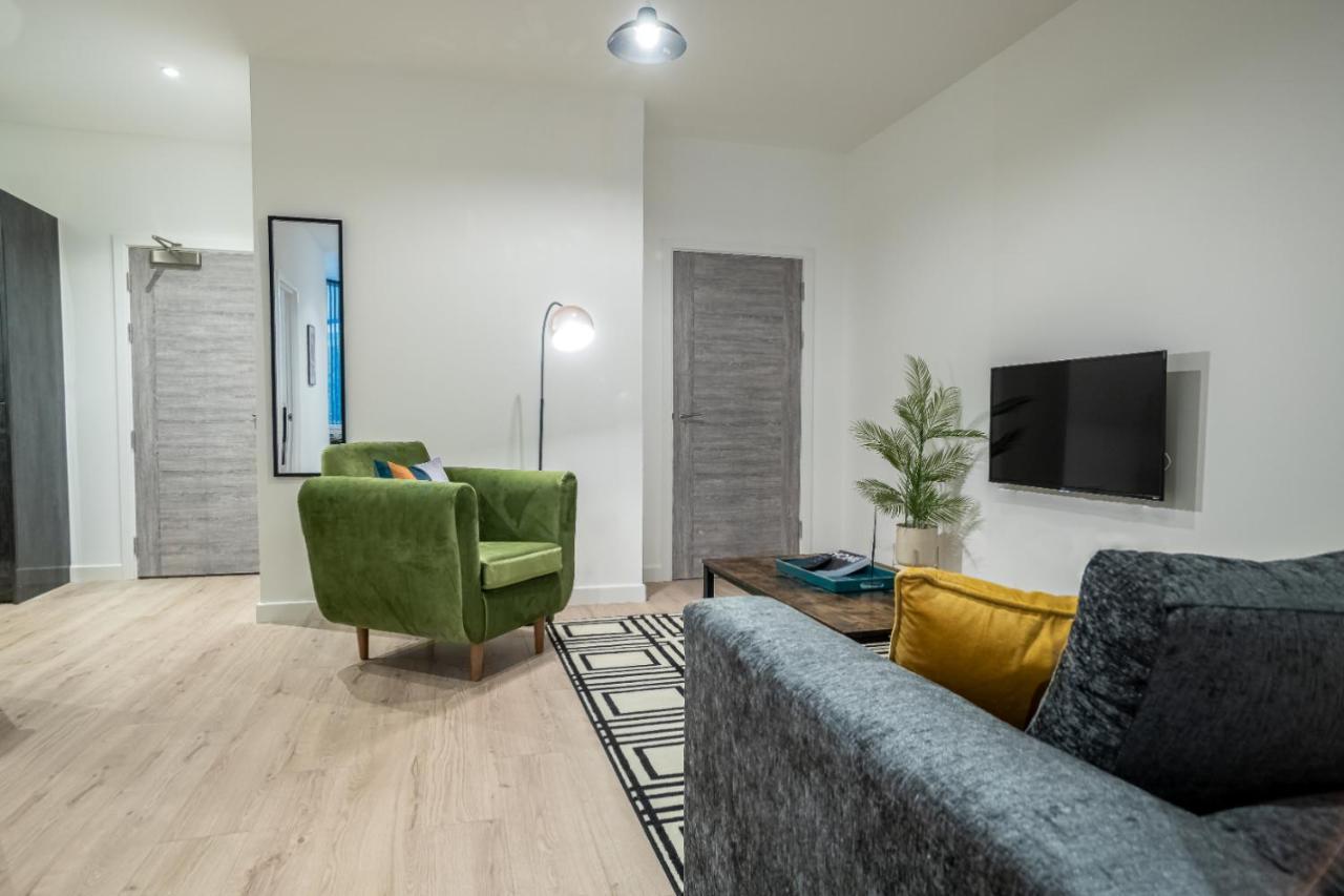 Luxe - Heart Of - Free Parking-gym-cinema