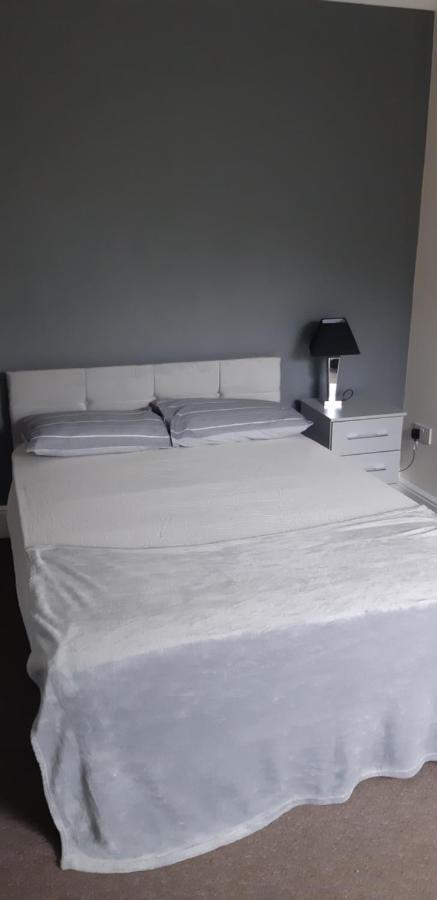 2 Double Bedroom Flat *
