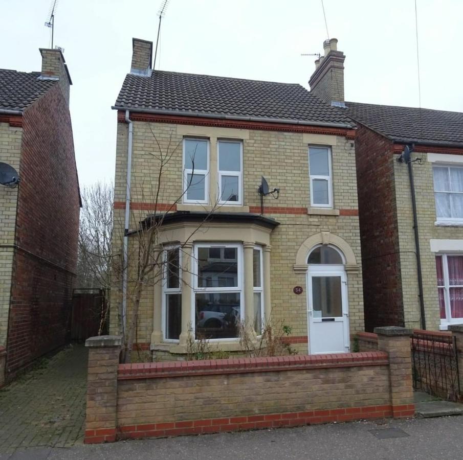 2 Double Bedroom Flat *