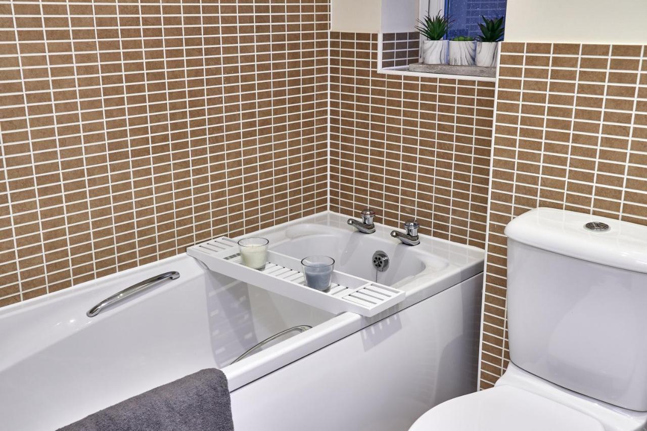 Kiln - Beautiful 4 Bedroom House With Parking! Apartment Peterborough