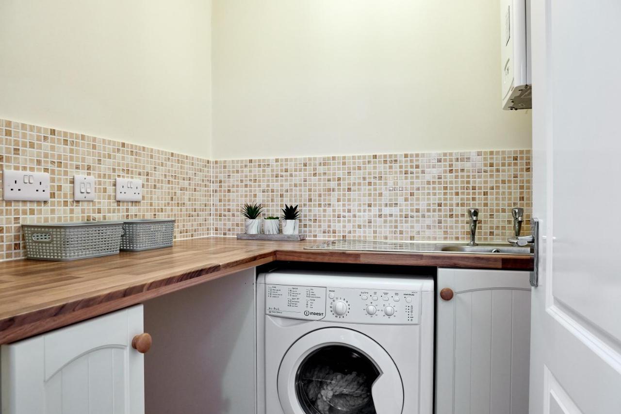 Kiln - Beautiful 4 Bedroom House With Parking! *