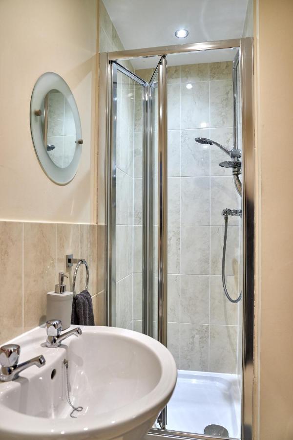 Kiln - Beautiful 4 Bedroom House With Parking! Apartment Peterborough