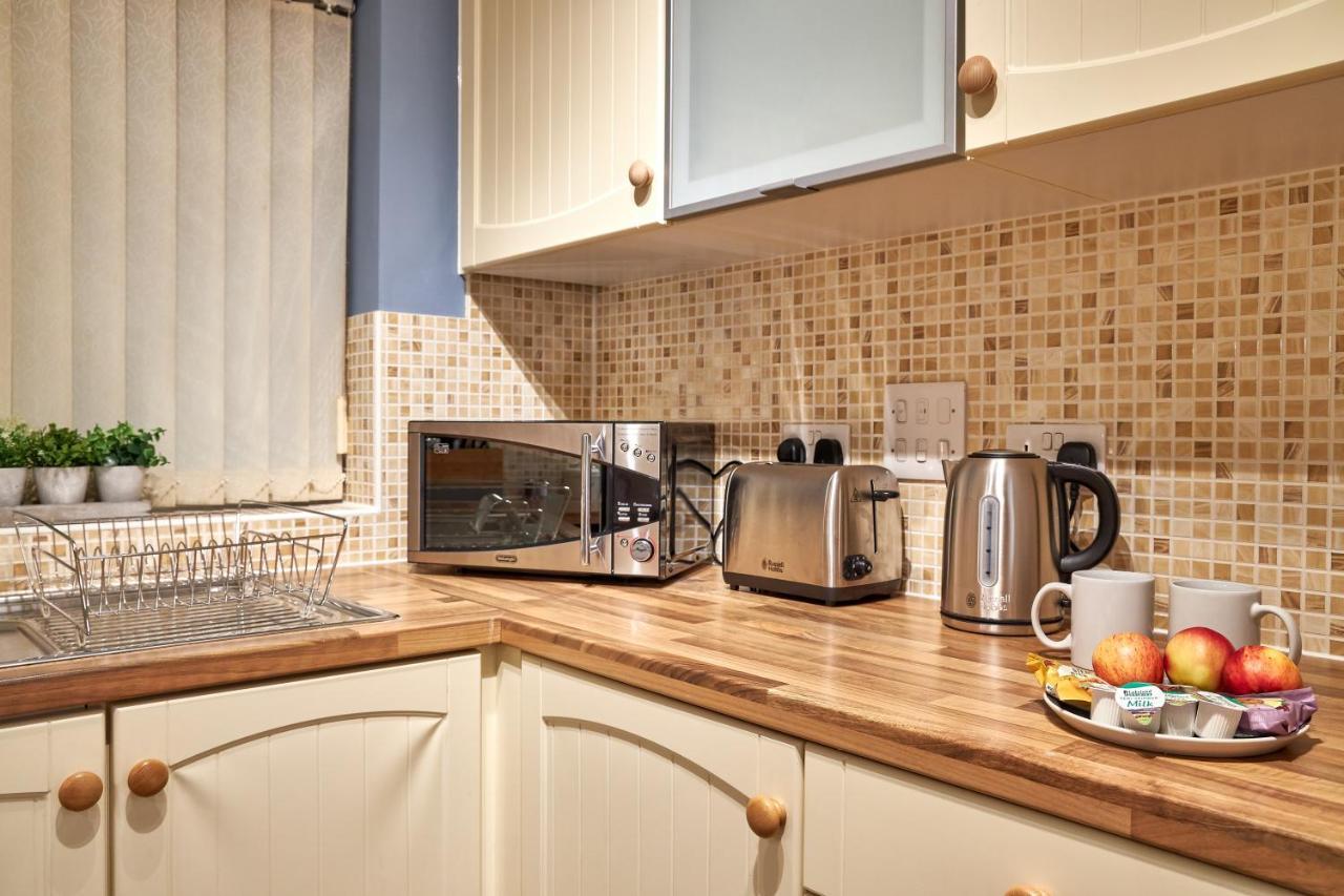 Kiln - Beautiful 4 Bedroom House With Parking! *