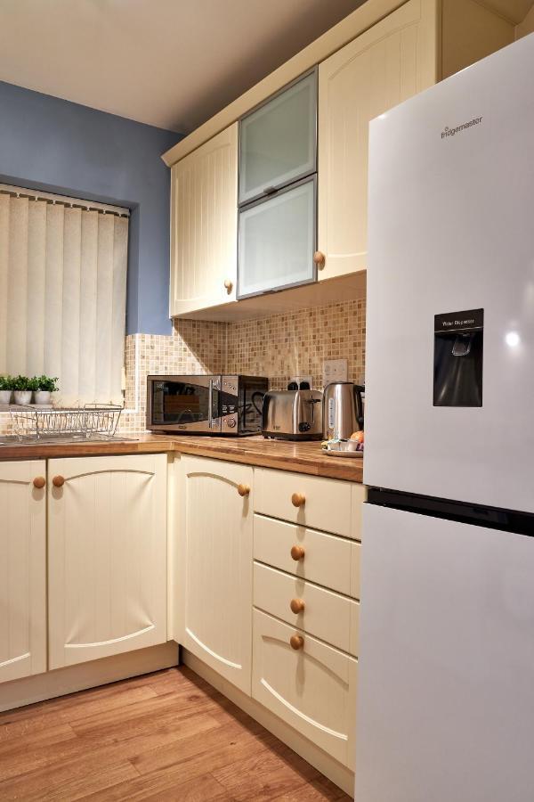 Kiln - Beautiful 4 Bedroom House With Parking! Apartment