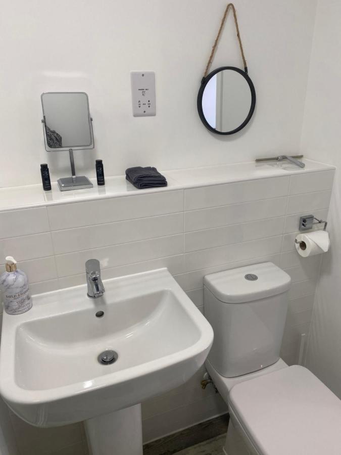 Center: Modern 2-bedroom With Parking