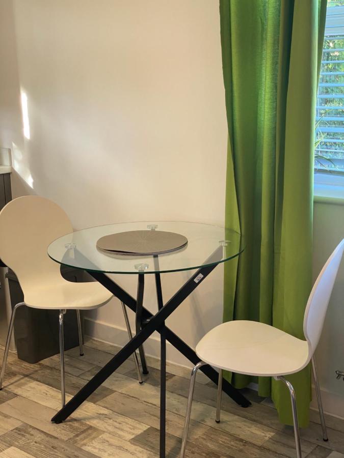 Center: Modern 2-bedroom With Parking Apartment Peterborough
