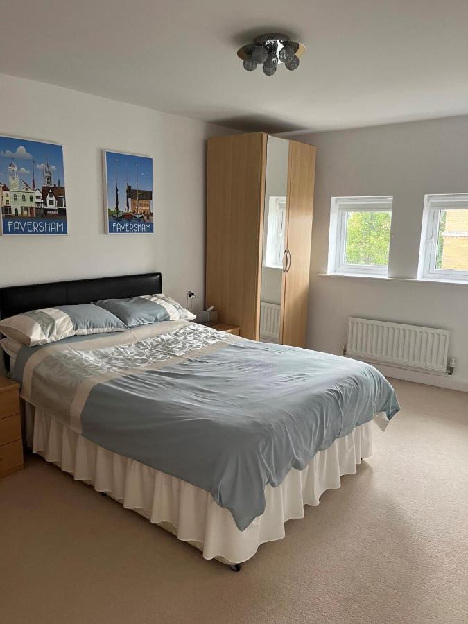 Hampton Vale, Lakeside Large Double Bedroom With Own Bathroom Homestay *