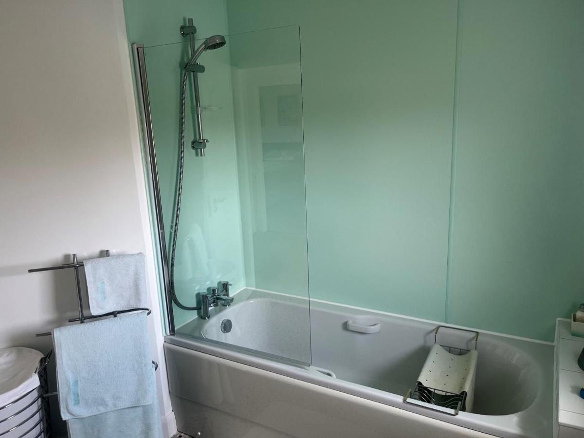 Hampton Vale, Lakeside Large Double Bedroom With Own Bathroom Homestay Peterborough