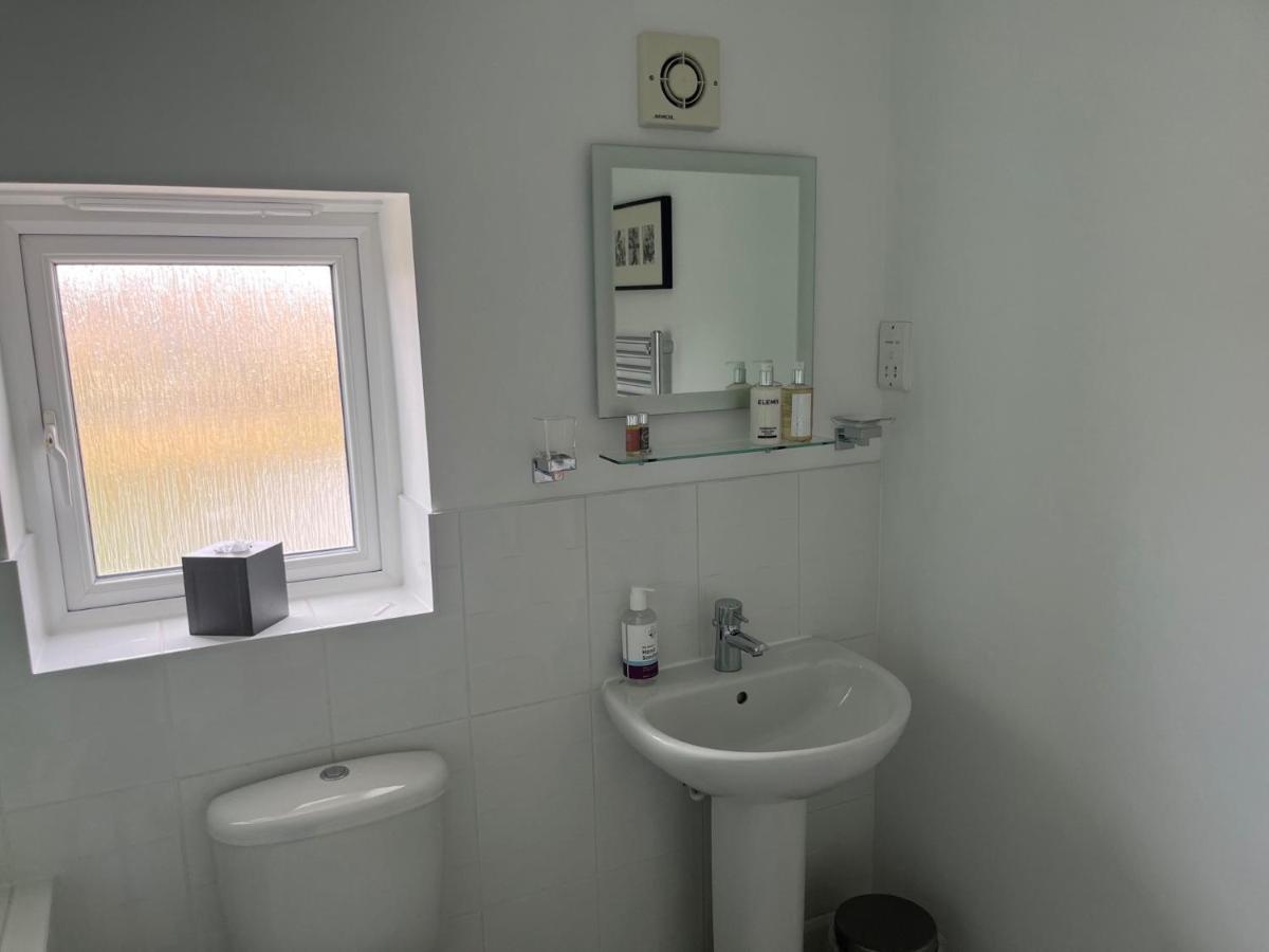 Hampton Vale, Lakeside Large Double Bedroom With Own Bathroom Homestay *