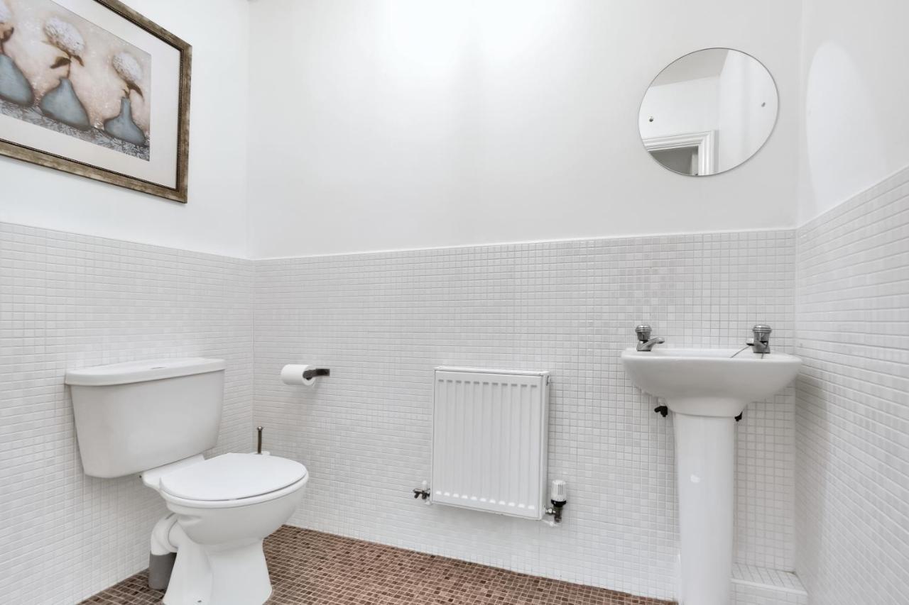 Klarok's Comfy Centre House: Extended With Ps4 & Parking Peterborough