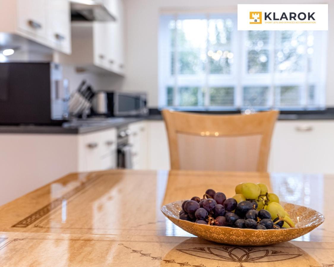 Klarok's Long-stay Lodge: 4-bed Retreat With Pool Table Holiday home Peterborough