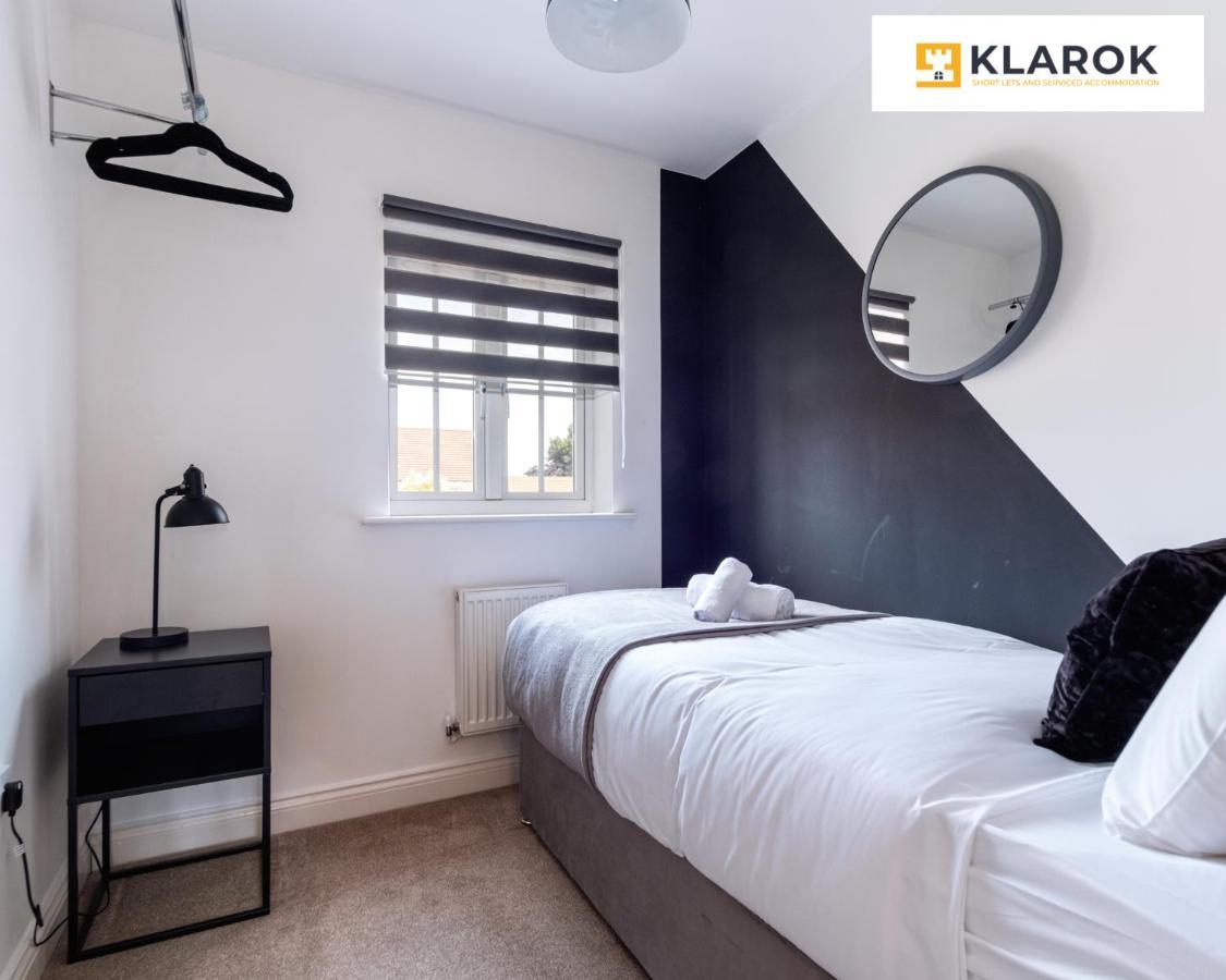 Klarok's Comfy Centre House: Extended With Ps4 & Parking Holiday home Peterborough