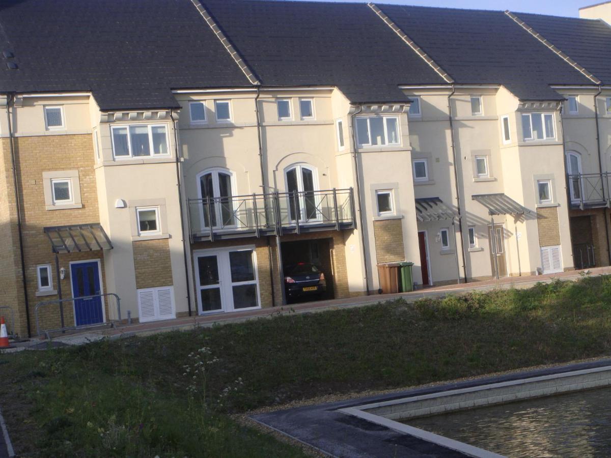 Homestay Hampton Vale, Lakeside Large Double Bedroom With Own Bathroom