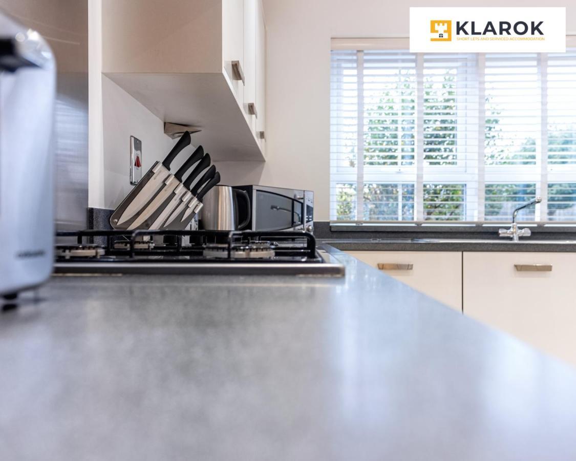 Klarok's Long-stay Lodge: 4-bed Retreat With Pool Table Holiday home Peterborough