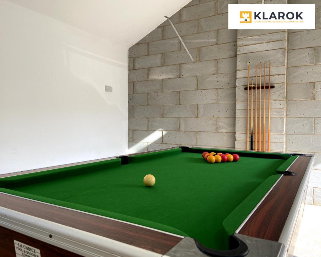 Klarok's Long-stay Lodge: 4-bed Retreat With Pool Table Holiday home Peterborough