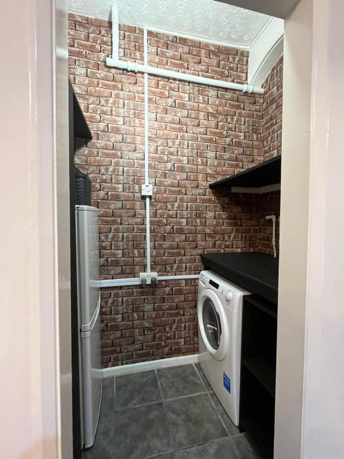 Perfect 1 Bed - With Parking, Wifi, Tv, Desk