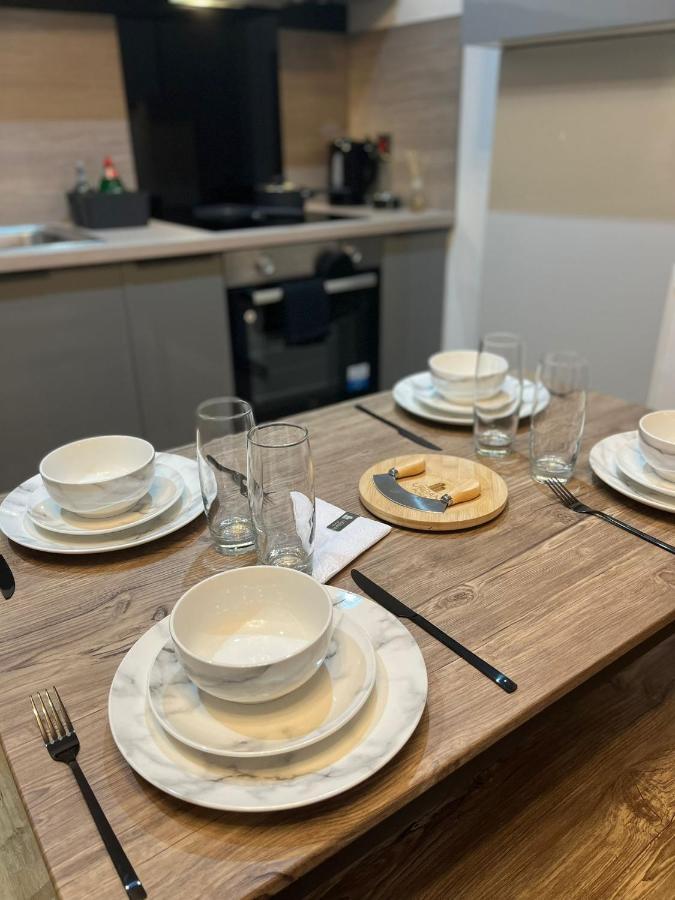 Perfect 1 Bed - With Parking, Wifi, Tv, Desk *