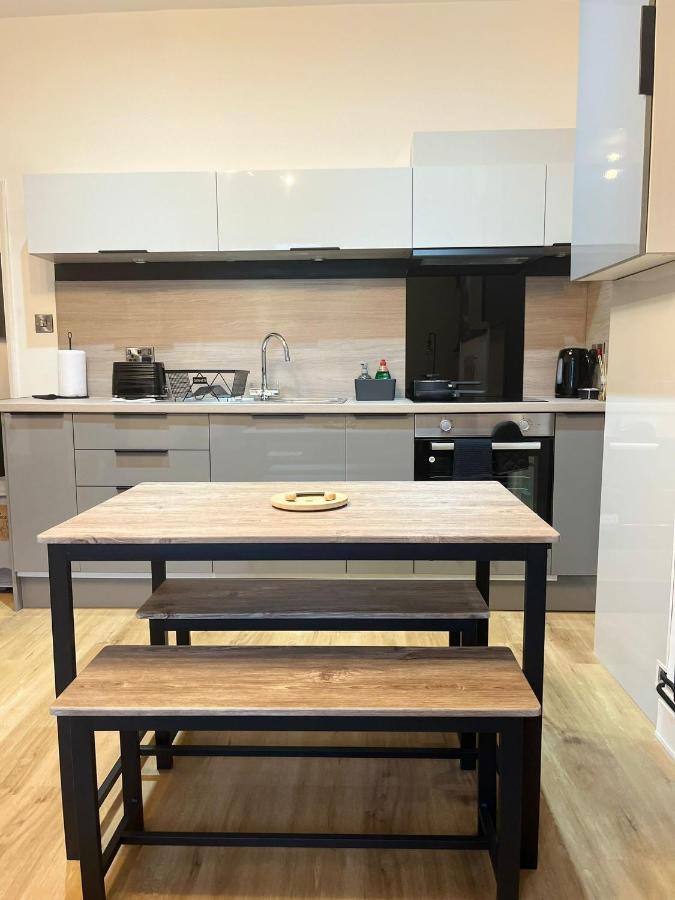 Perfect 1 Bed - With Parking, Wifi, Tv, Desk * Peterborough