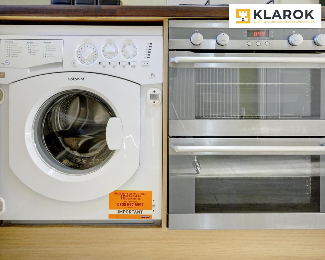 Large 4 Bedroom Semi-detached House Sleeps 7 By Klarok Short Lets & Serviced Holiday home *